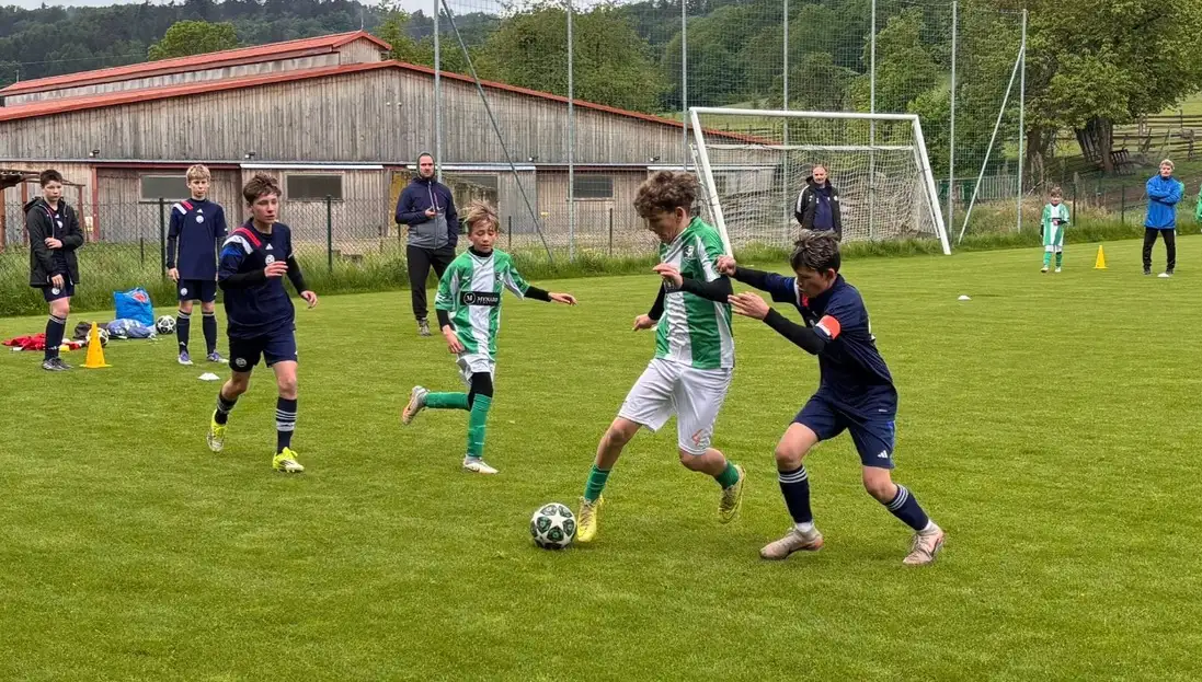 Žákům se dařilo. Střelecky zářili Kristián Matoušek a Kryštof Bílek. Brankář Lukáš Vaňata kryl penaltu