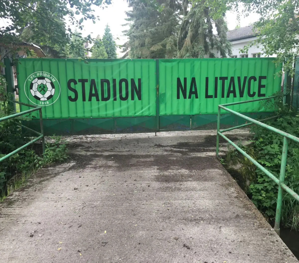 Výhry mladších žáků s Klatovami, těžká utkání starších žáků v Příbrami.