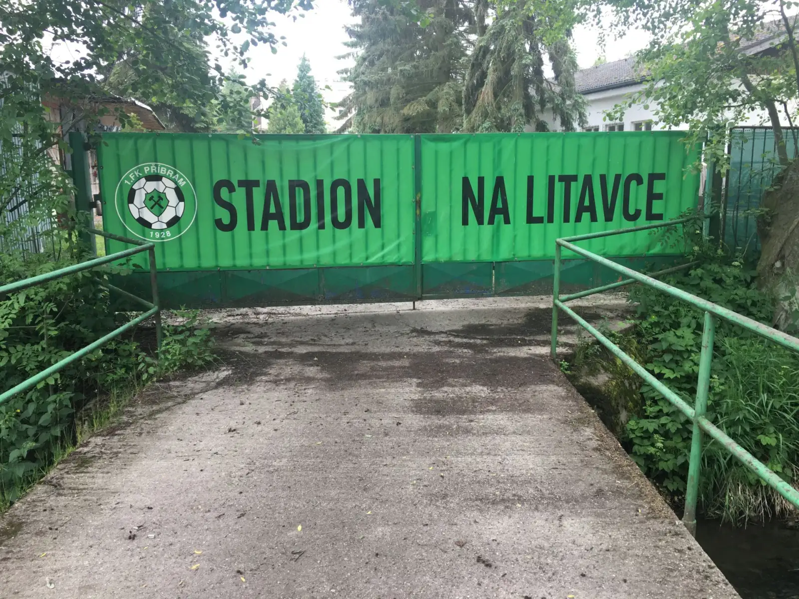 Výhry mladších žáků s Klatovami, těžká utkání starších žáků v Příbrami.