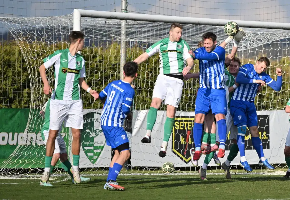 Po vyrovnané boji a před rekordní návštěvou těsná porážka s lídrem